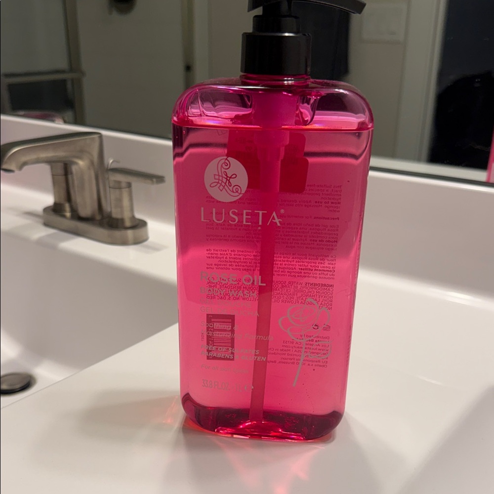LUSETA Rose Oil Body Wash